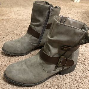 Size 7, brand new, taupe Maurice’s booties!
